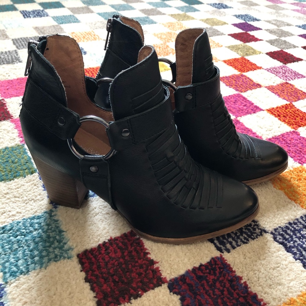 {Final Price} SEYCHELLES Impossible Bootie EUC